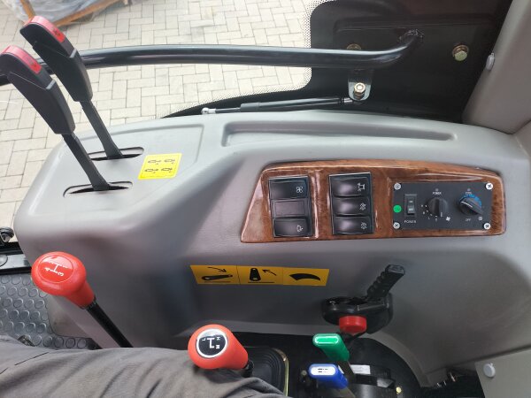 Traktor 70 PS YTO NMF704 mit Kabine und Frontlader, 34.997,90 €